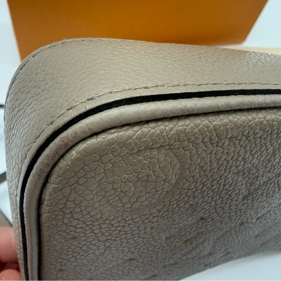 Louis Vuitton Easy Pouch on Strap in Turtle Dove - Picture 5 of 17
